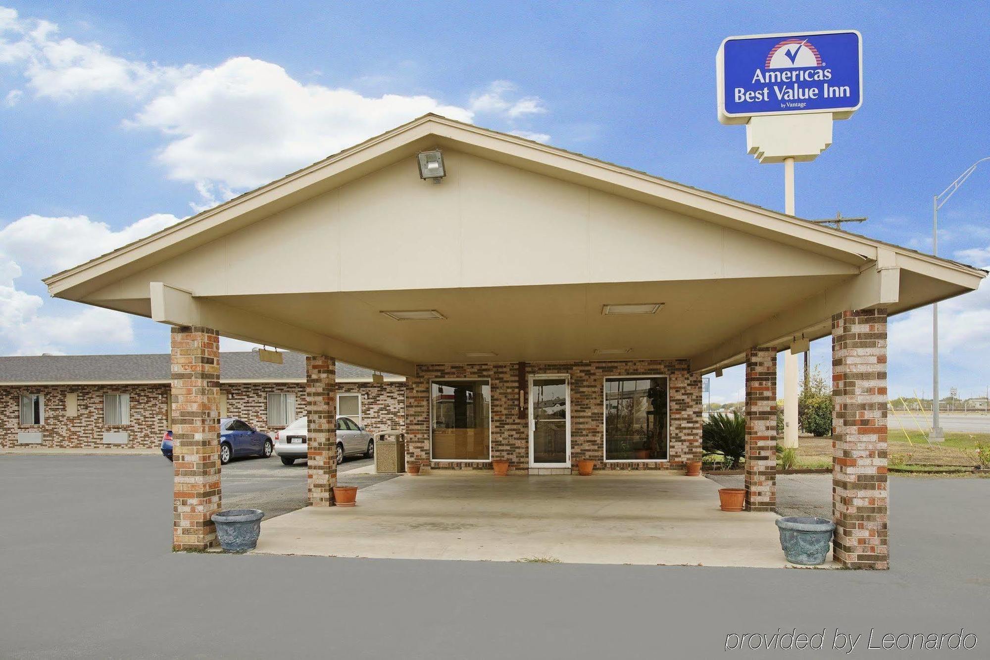 Regency Inn Hondo Exterior foto